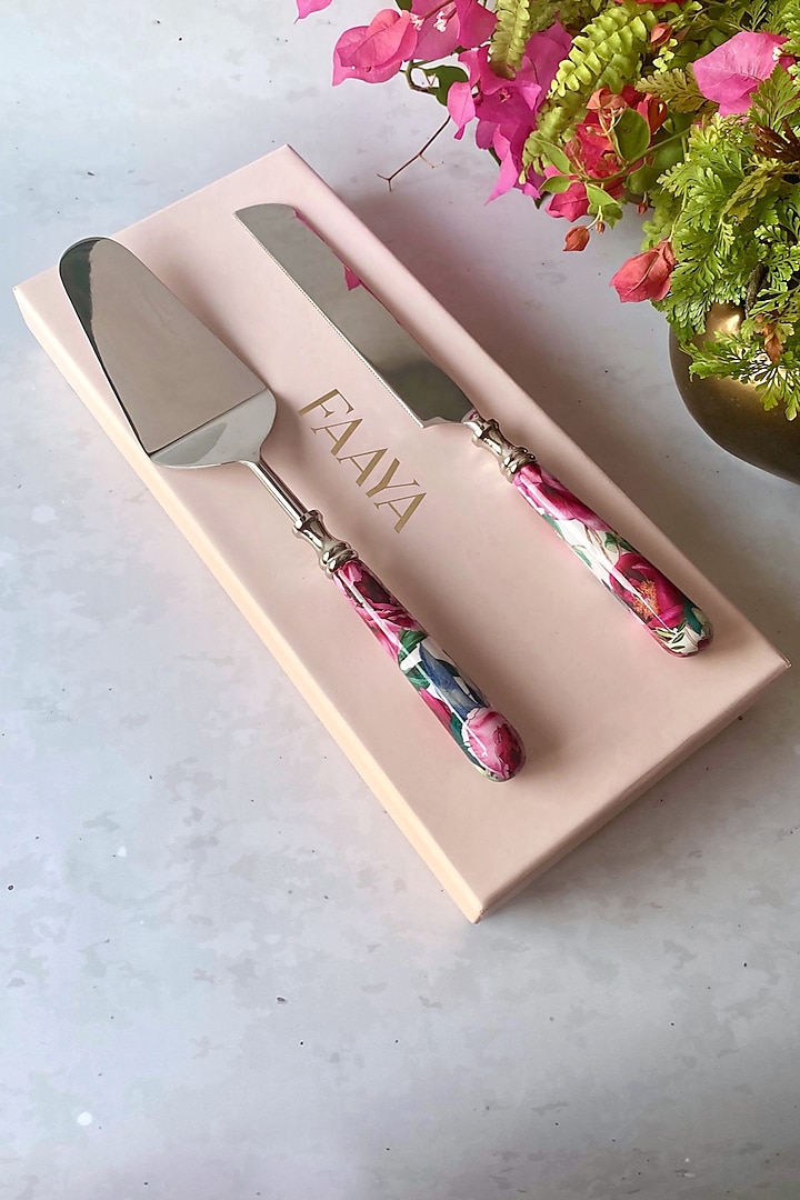 White Tudor Blooms Cake Server & Knife Duo by Faaya Gifting