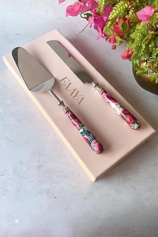 White Tudor Blooms Cake Server & Knife Duo by Faaya Gifting