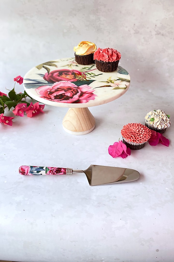 White Tudor Blooms Marble Cake Stand With Cake Server by Faaya Gifting