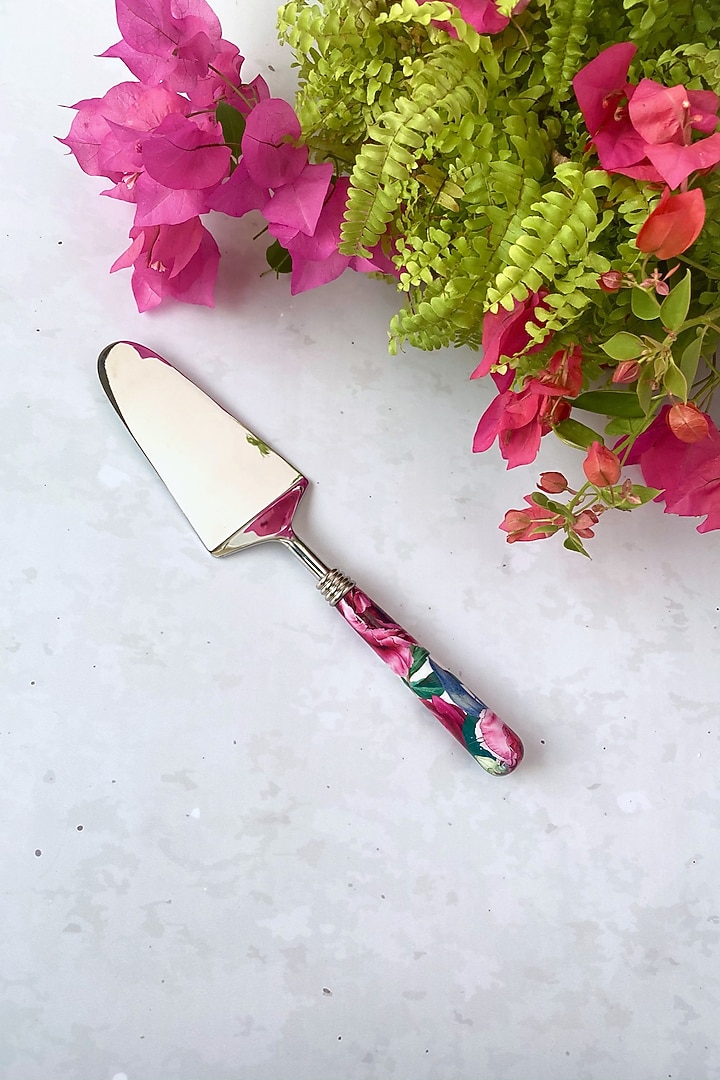 White Tudor Blooms Marble Cake Stand With Cake Server by Faaya Gifting at Pernia's Pop Up Shop