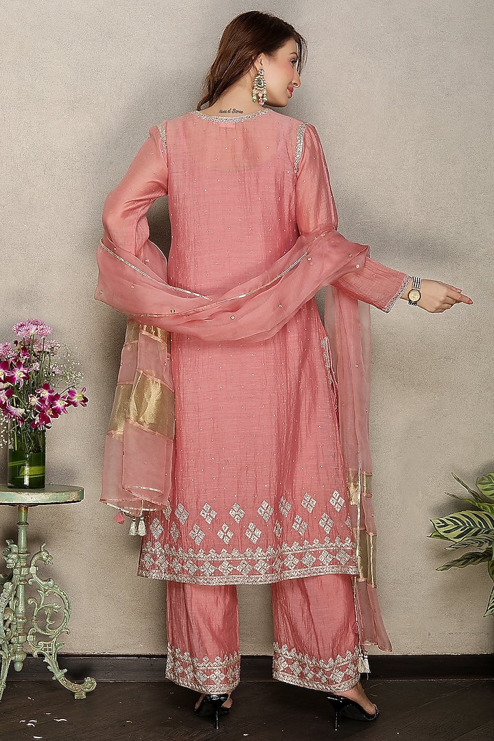 Dusty Pink Silk Chanderi Hand Embroidered Kurta Set by Falguni.Foram at Pernia's Pop Up Shop