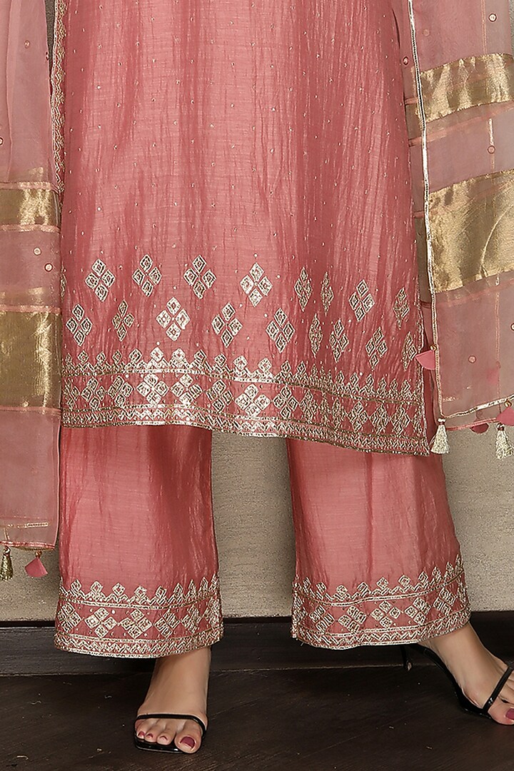 Dusty Pink Silk Chanderi Hand Embroidered Kurta Set by Falguni.Foram at Pernia's Pop Up Shop
