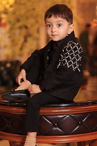 Black Suiting Blazer Set For Boys by FUNNY BONES CLOTHINGS