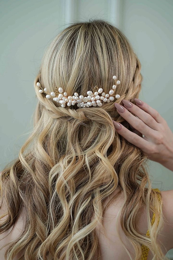 White Freshwater Pearl Hair Comb by FLORISTAA BY MAHEK at Pernia's Pop Up Shop