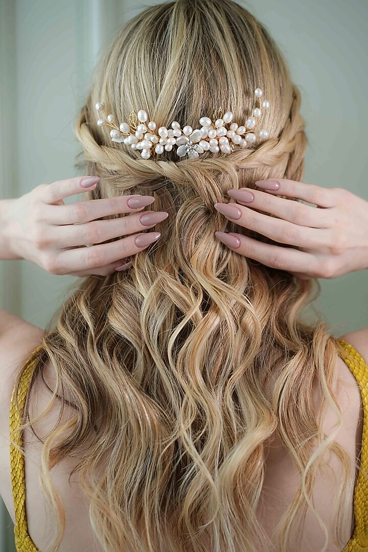 White Freshwater Pearl Hair Comb by FLORISTAA BY MAHEK at Pernia's Pop Up Shop