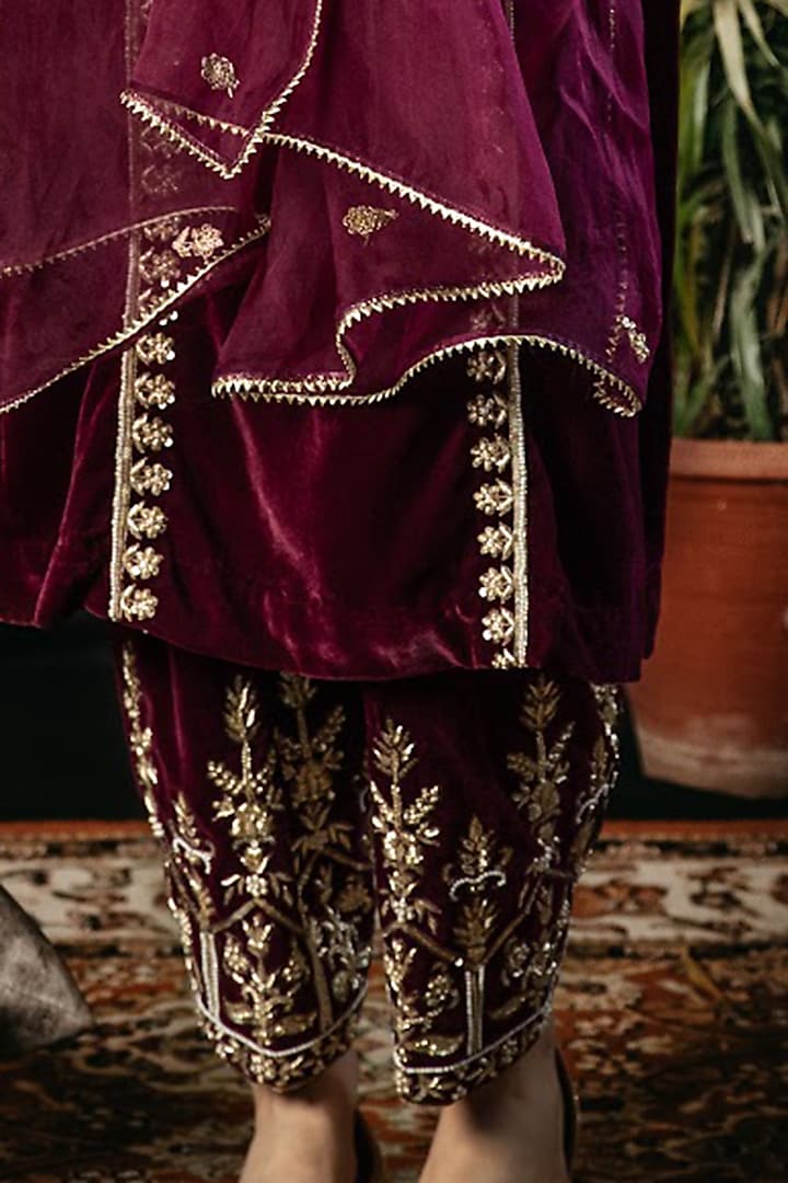 Wine Hand Embroidered Kurta Set by Firozi at Pernia's Pop Up Shop
