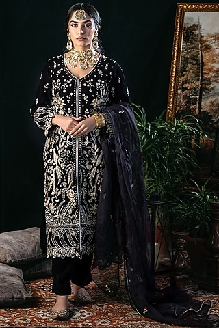 Black Hand Embroidered Kurta Set by Firozi