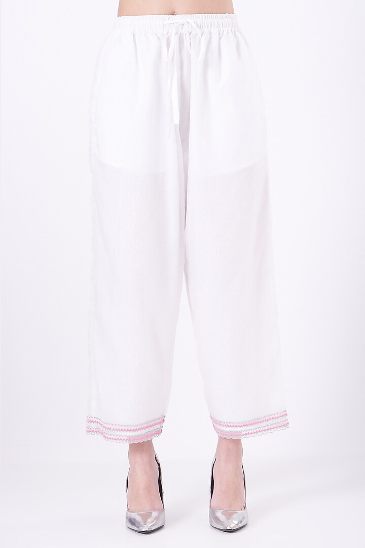 White Embroidered Kurta Set by FINE THREADS BY HINA & NIKHAT at Pernia's Pop Up Shop