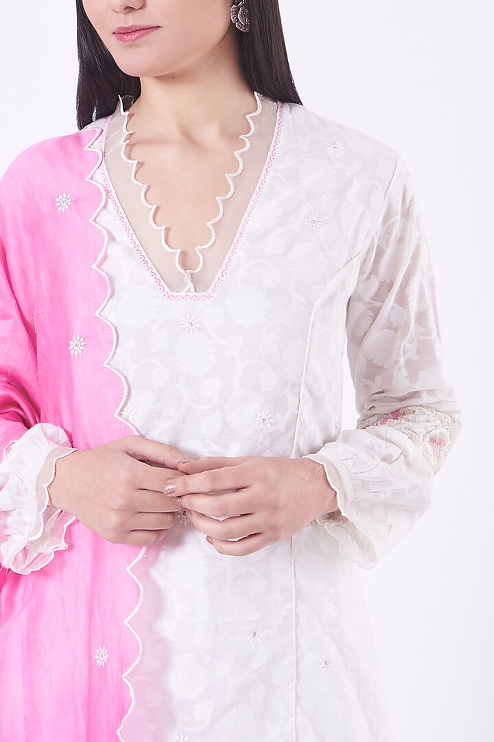 White Embroidered Kurta Set by FINE THREADS BY HINA & NIKHAT at Pernia's Pop Up Shop