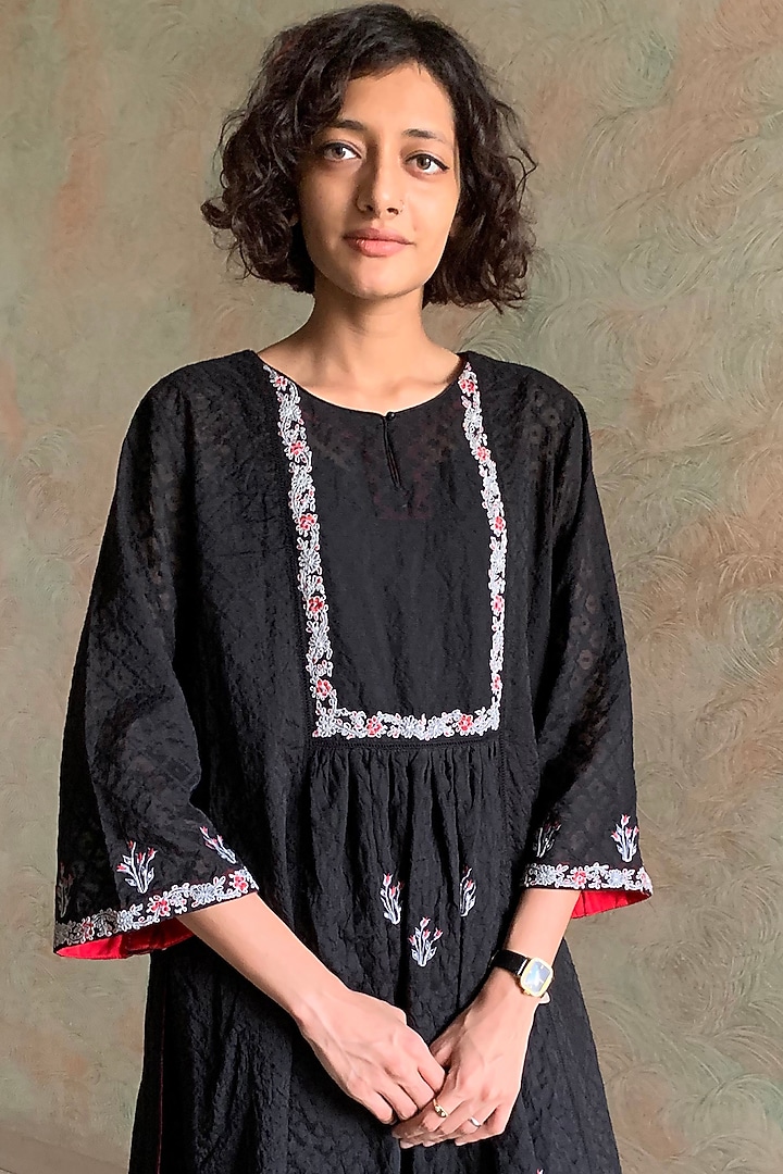 Black Embroidered Gathered Long Kurta With Slip by FINE THREADS BY HINA & NIKHAT at Pernia's Pop Up Shop