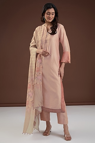Nude Pink Chanderi Silk Straight Kurta Set by FINE THREADS BY HINA & NIKHAT