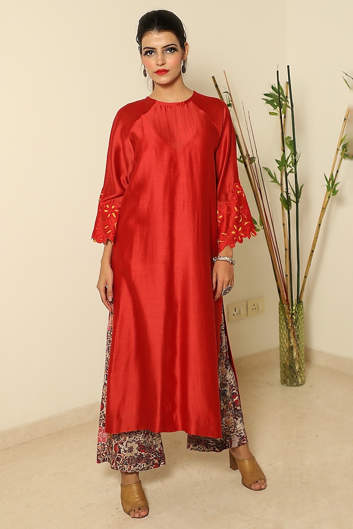 Red Handloom Chanderi Silk Daraz Embroidered Tunic Set by FINE THREADS BY HINA & NIKHAT