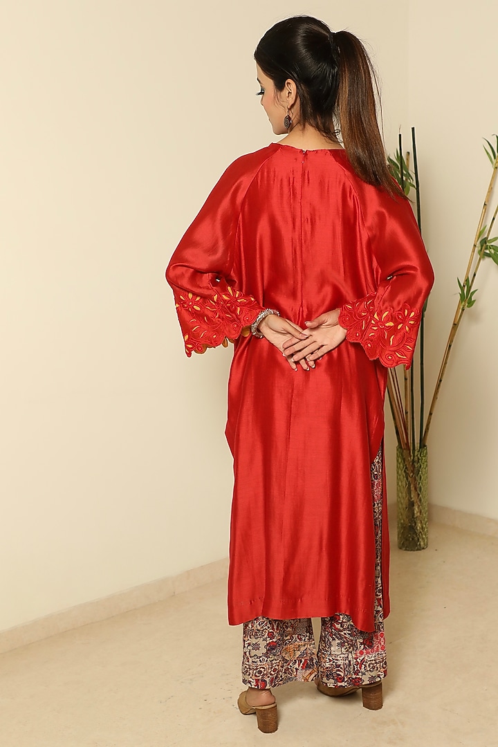 Red Handloom Chanderi Silk Daraz Embroidered Tunic Set by FINE THREADS BY HINA & NIKHAT at Pernia's Pop Up Shop