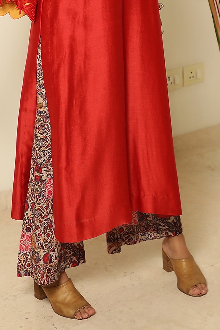 Red Handloom Chanderi Silk Daraz Embroidered Tunic Set by FINE THREADS BY HINA & NIKHAT at Pernia's Pop Up Shop