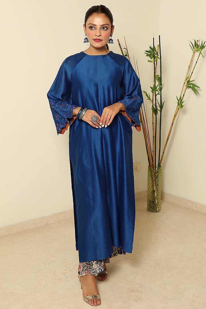 Blue Handloom Chanderi Silk Daraz Embroidered Tunic Set by FINE THREADS BY HINA & NIKHAT