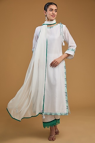 White Handloom Chanderi Silk Cross-Stitch Embroidered Kurta Set by FINE THREADS BY HINA & NIKHAT