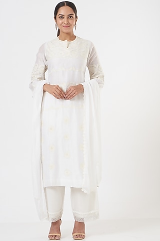 White Embroidered Kurta Set by FINE THREADS BY HINA & NIKHAT