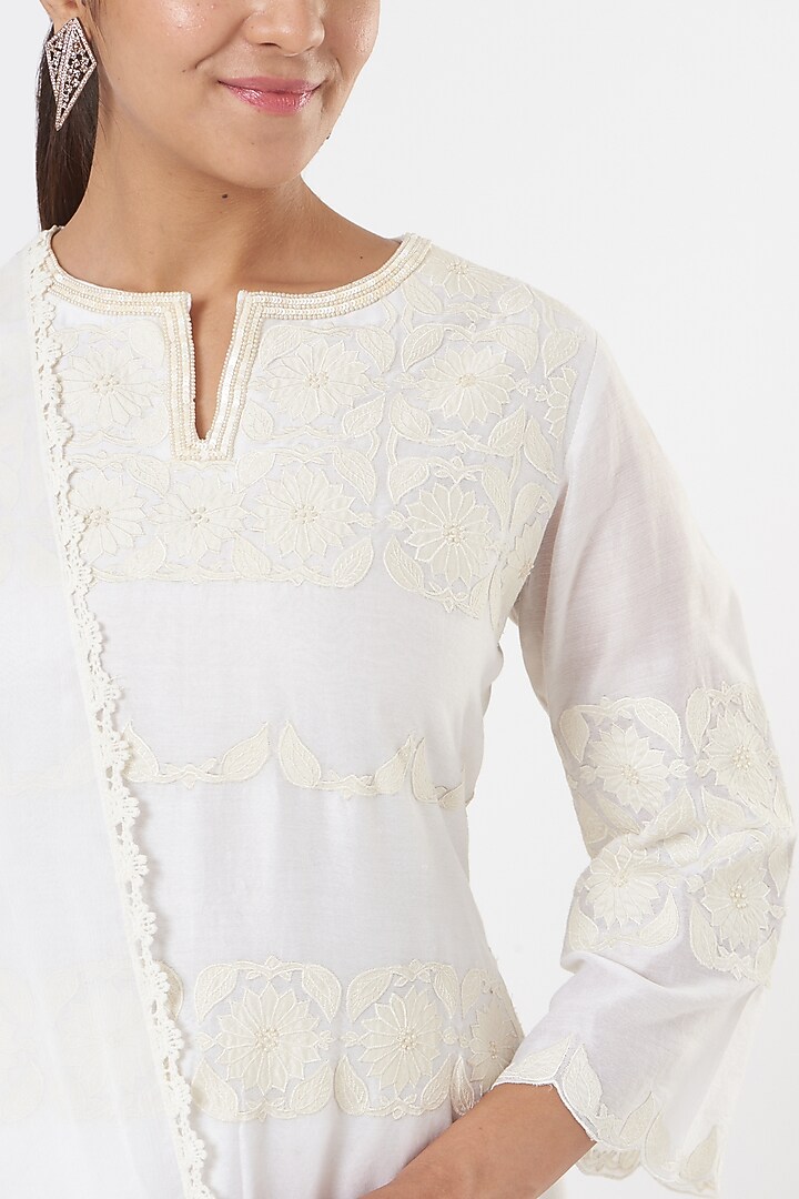 White Embroidered Kurta Set by FINE THREADS BY HINA & NIKHAT at Pernia's Pop Up Shop