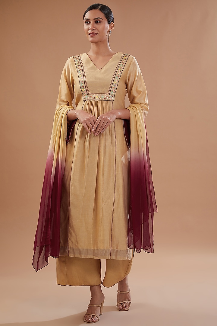 Gold Chanderi Silk Thread Embroidered Kurta Set by FINE THREADS BY HINA & NIKHAT