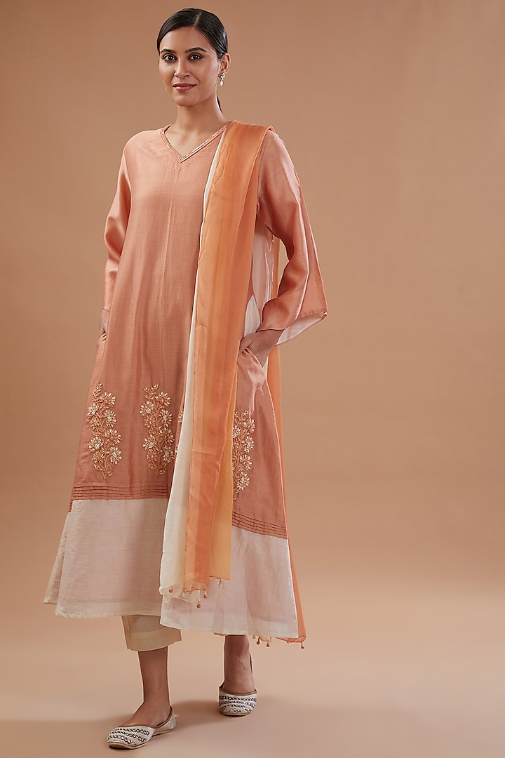 Beige Chanderi Silk Hand Embroidered Kurta Set by FINE THREADS BY HINA & NIKHAT