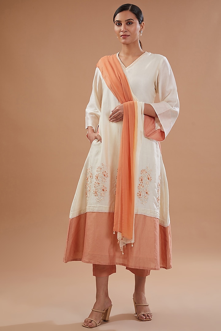 Ivory Chanderi Silk Hand Embroidered Kurta Set by FINE THREADS BY HINA & NIKHAT