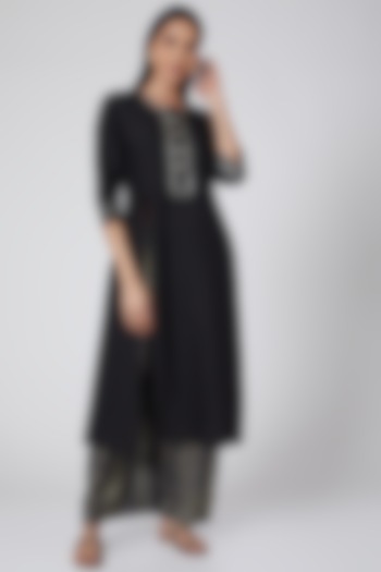 Black Printed Kurta Set by ILAPTI at Pernia's Pop Up Shop