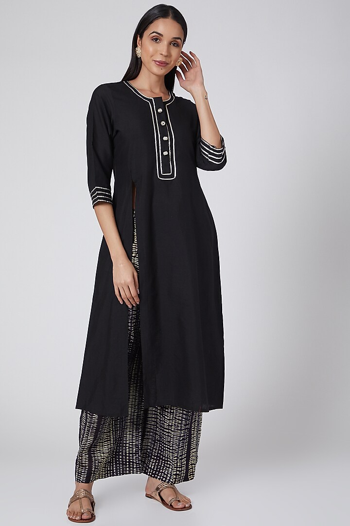 Black Printed Kurta Set by ILAPTI at Pernia's Pop Up Shop