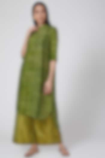 Olive Green Printed Kurta Set by ILAPTI at Pernia's Pop Up Shop