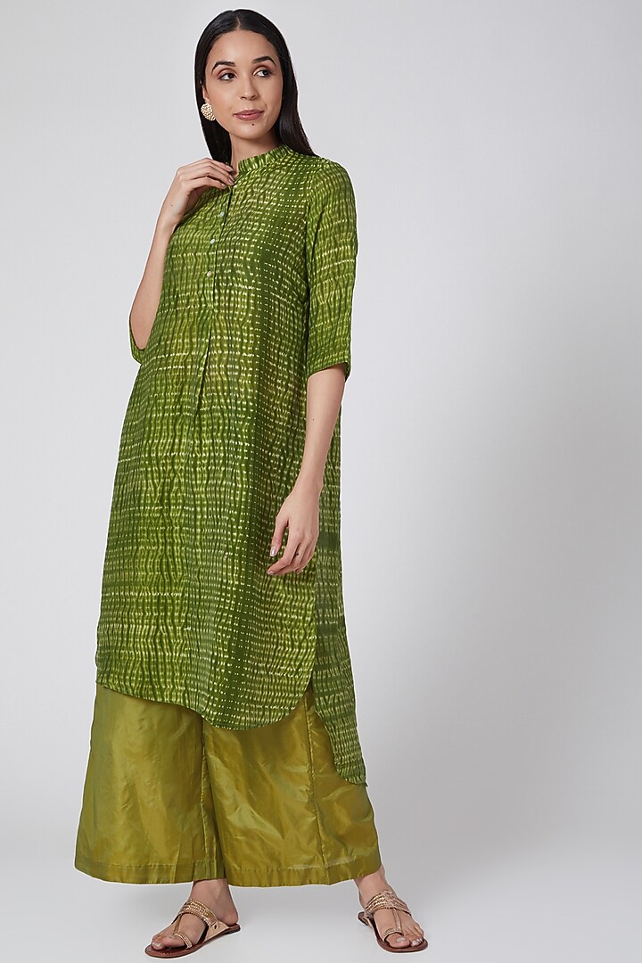 Olive Green Printed Kurta Set by ILAPTI at Pernia's Pop Up Shop