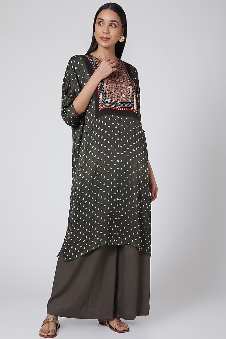 Khaki Grey Printed Kurta Set by ILAPTI at Pernia's Pop Up Shop