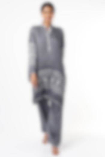 Grey Bandhani Kurta Set by ILAPTI at Pernia's Pop Up Shop