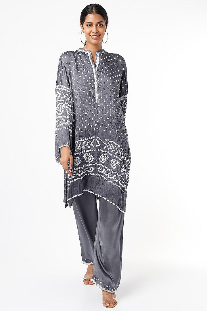 Grey Bandhani Kurta Set by ILAPTI at Pernia's Pop Up Shop