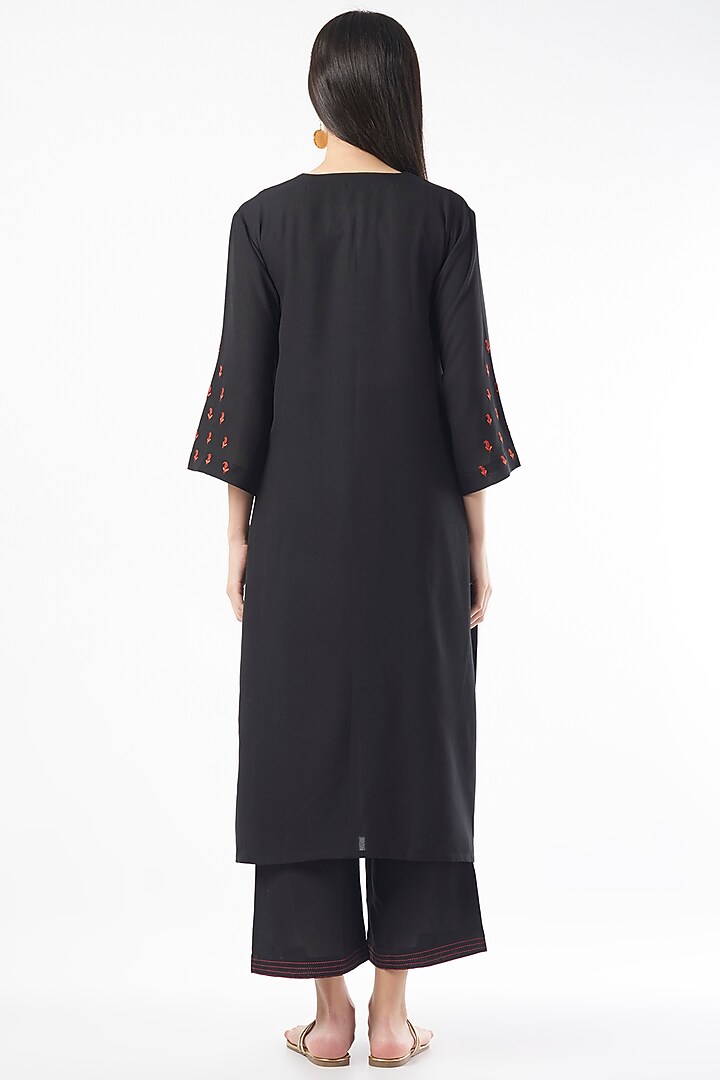 Black Embroidered Kurta Set by ILAPTI at Pernia's Pop Up Shop