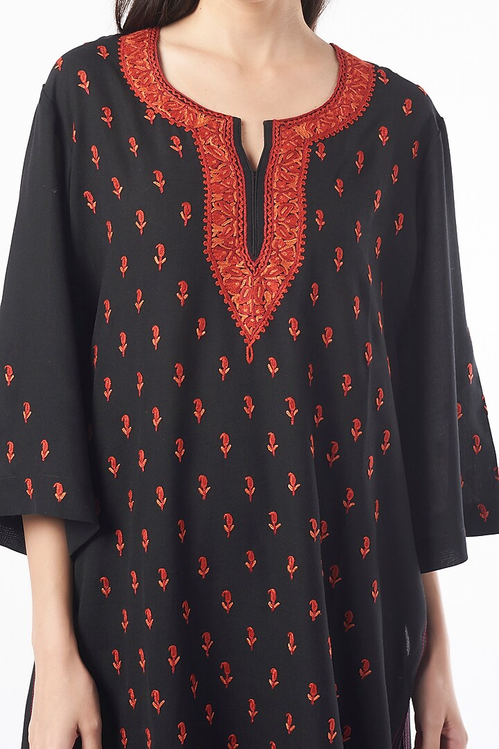 Black Embroidered Kurta Set by ILAPTI at Pernia's Pop Up Shop