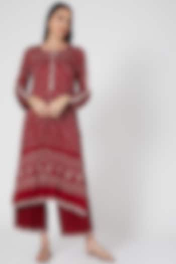 Maroon Bandhani Kurta Set by ILAPTI at Pernia's Pop Up Shop