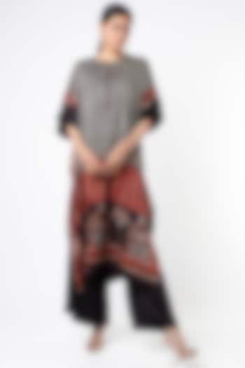 Black Hand-Dyed Pichwai Kurta Set by ILAPTI at Pernia's Pop Up Shop