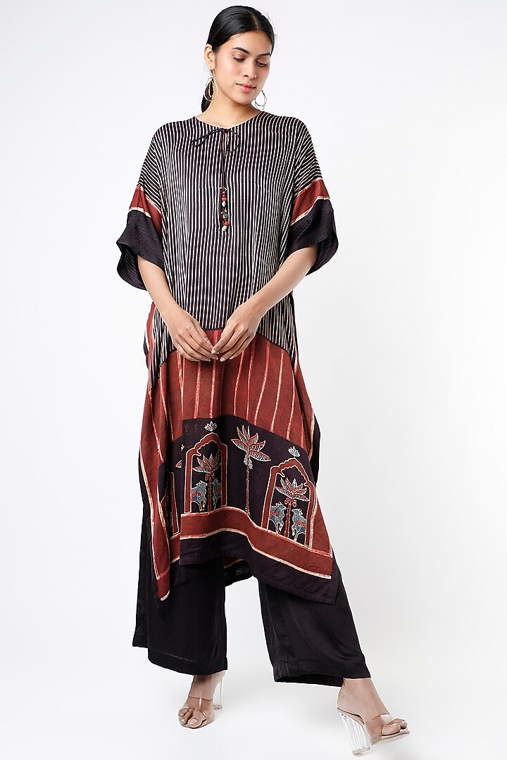 Black Hand-Dyed Pichwai Kurta Set by ILAPTI at Pernia's Pop Up Shop