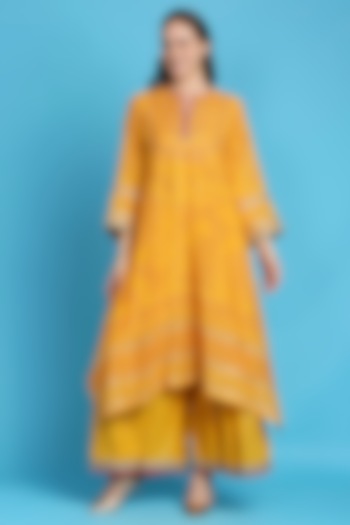 Yellow Bandhani Printed Kurta Set by ILAPTI at Pernia's Pop Up Shop