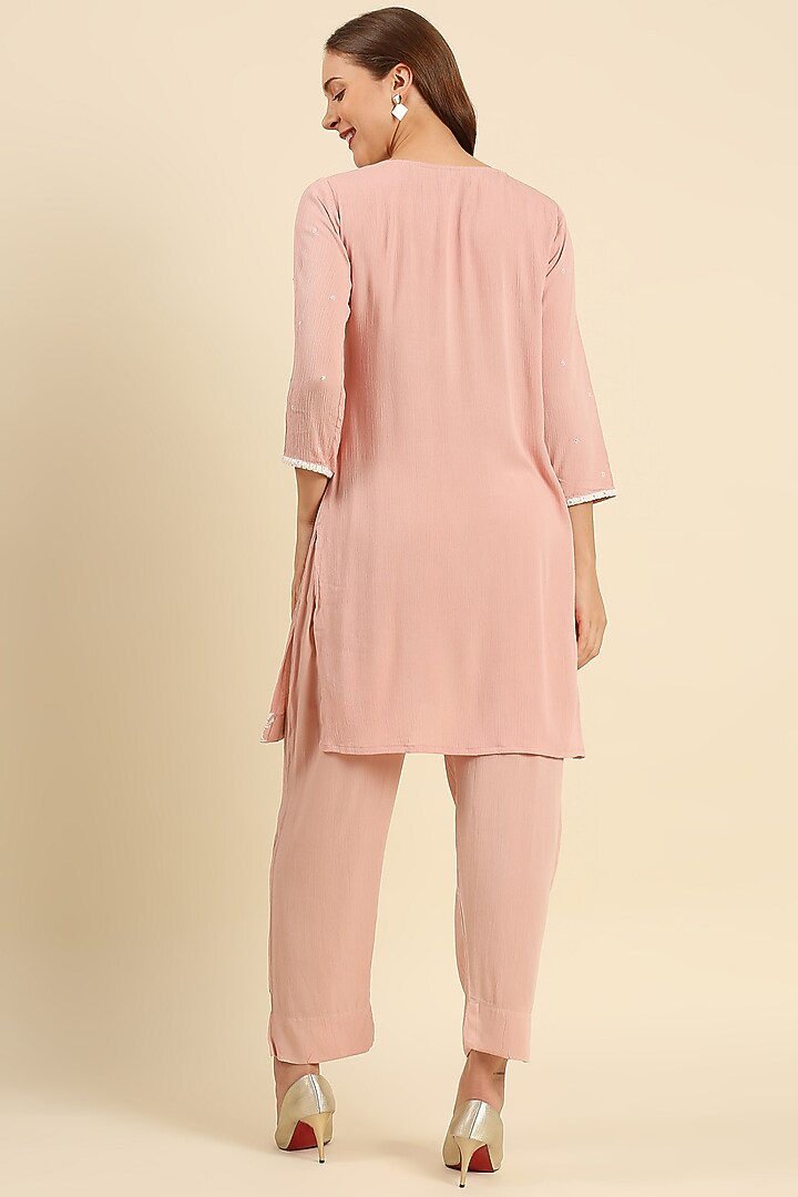 Pink Crepe Woven Kurta Set by ILAPTI at Pernia's Pop Up Shop