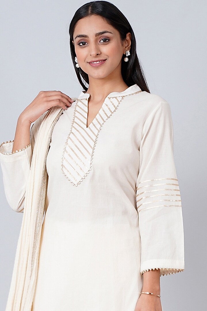 Off-White Cotton Cambric Kurta by First Resort by Ramola Bachchan at Pernia's Pop Up Shop