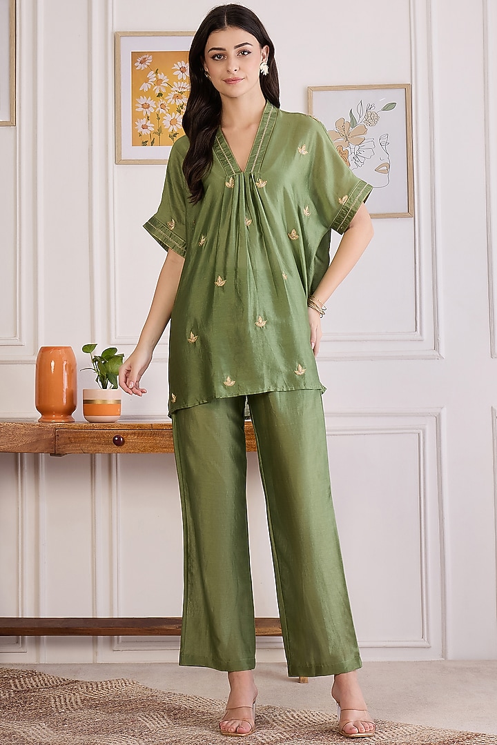 Mehendi Green Chanderi Hand Embroidered Co-Ord Set by First Resort by Ramola Bachchan at Pernia's Pop Up Shop