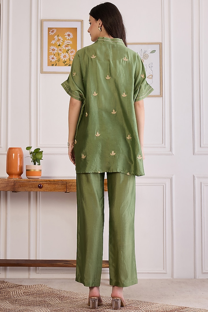 Mehendi Green Chanderi Hand Embroidered Co-Ord Set by First Resort by Ramola Bachchan at Pernia's Pop Up Shop
