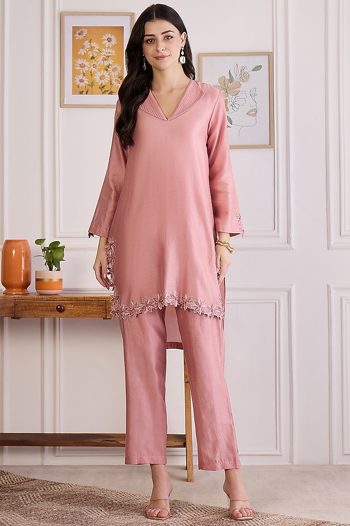 Carnation Pink Chanderi Cutwork Kurta Set by First Resort by Ramola Bachchan at Pernia's Pop Up Shop