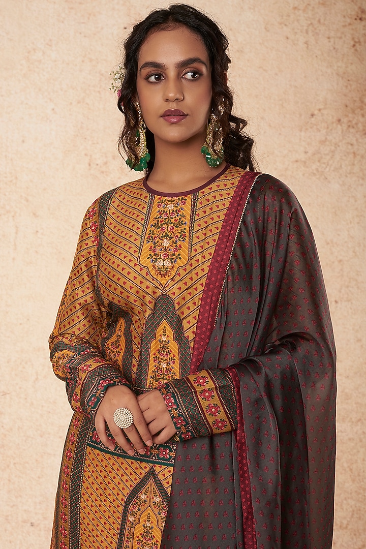 Yellow Printed Kurta Set by Falguni Shane Peacock India at Pernia's Pop Up Shop