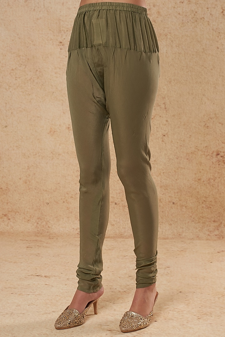 Mehndi Green Kurta Set With Gold Foil Work by Falguni Shane Peacock India at Pernia's Pop Up Shop