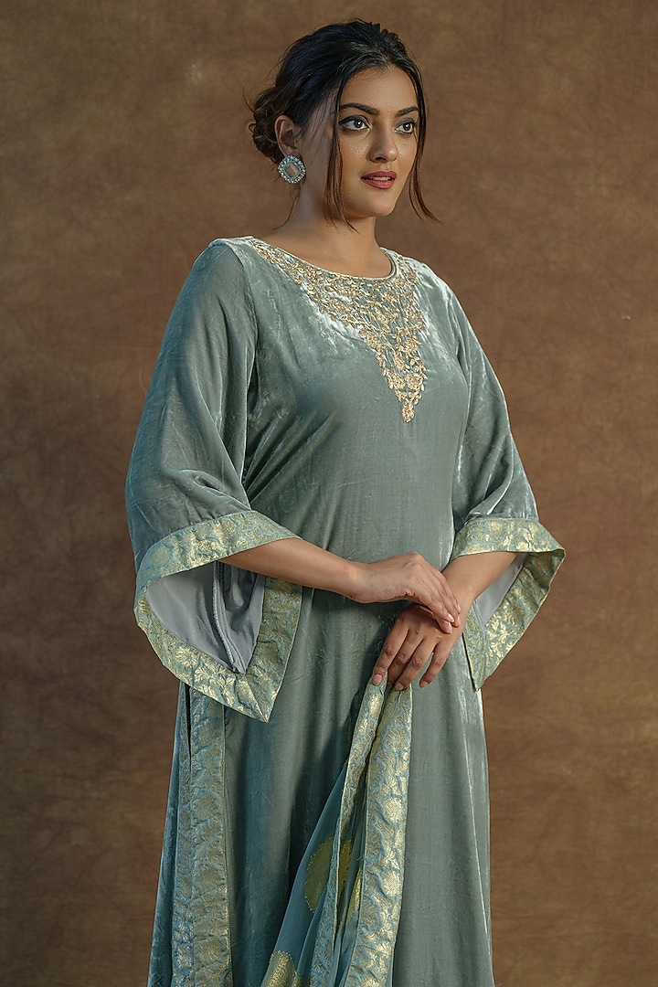 Greyish Green Silk Velvet Embroidered Kurta Set by Farha Syed at Pernia's Pop Up Shop