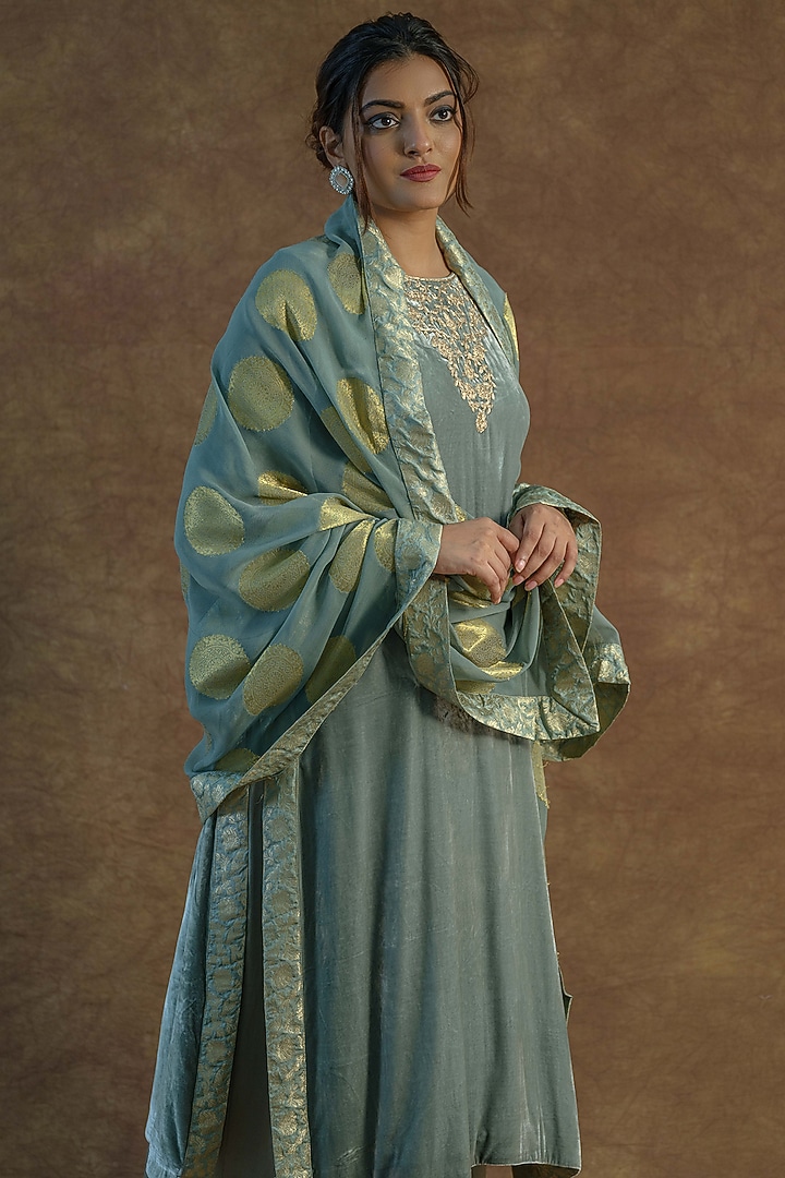 Greyish Green Silk Velvet Embroidered Kurta Set by Farha Syed at Pernia's Pop Up Shop