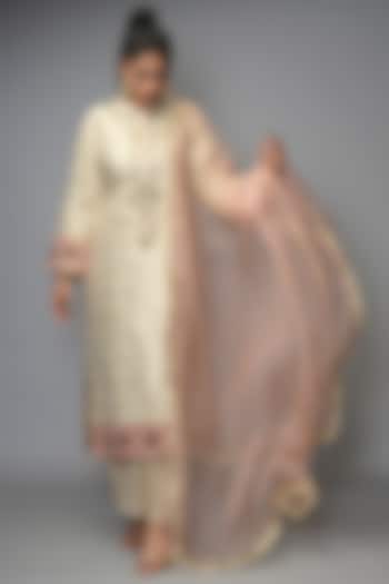 Parchment White Embroidered Kurta Set by Farha Syed at Pernia's Pop Up Shop