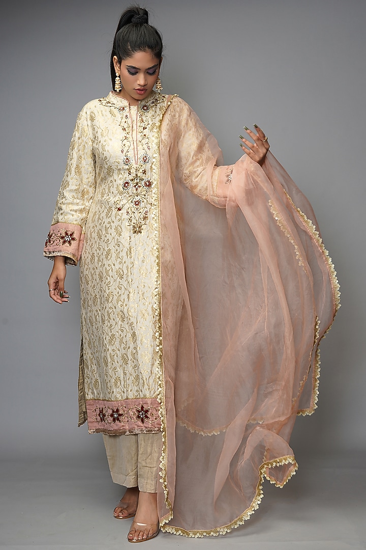 Parchment White Embroidered Kurta Set by Farha Syed at Pernia's Pop Up Shop