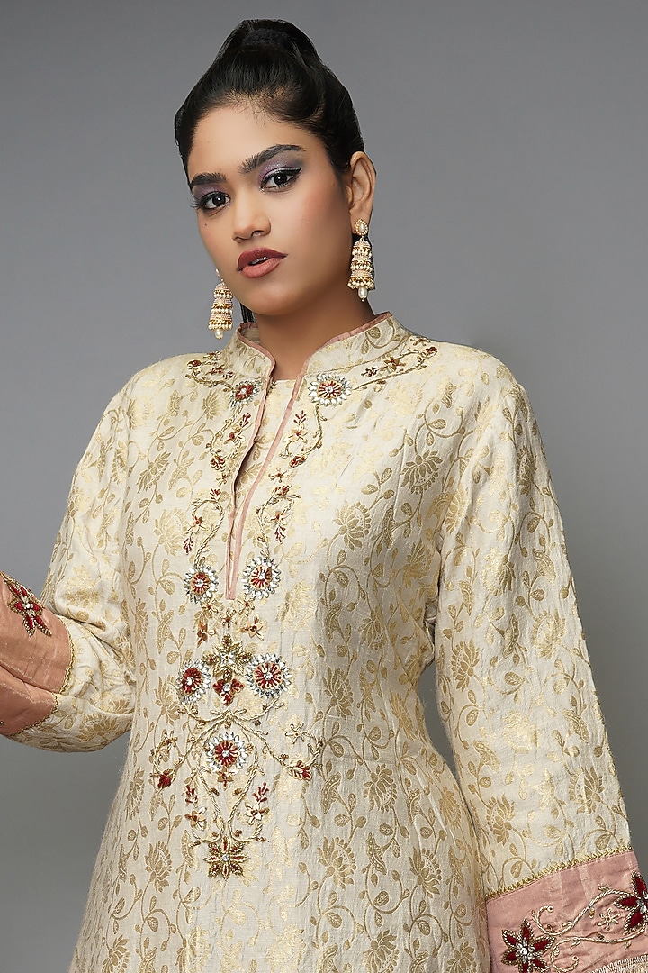 Parchment White Embroidered Kurta Set by Farha Syed at Pernia's Pop Up Shop